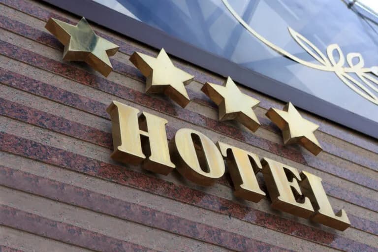 Za co hotel dostaje gwiazdki? Odkryj kryteria oceny hoteli w Polsce